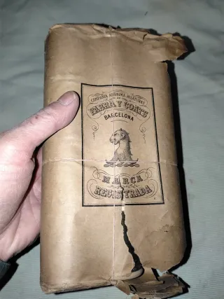 Hilo de coser kaki antiguo