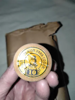 Hilo de coser kaki antiguo