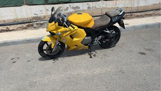 Hyosung GT-R 125cc Amarilla