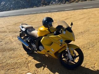 Hyosung GT-R 125cc Amarilla