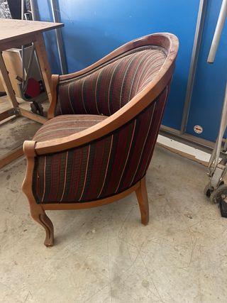 Sillón antiguo de madera tapizado