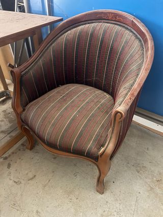 Sillón antiguo de madera tapizado