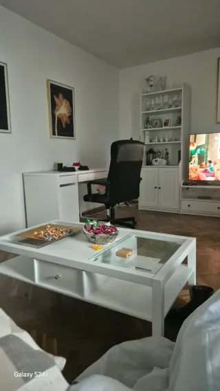 Scrivania e sedia da ufficio