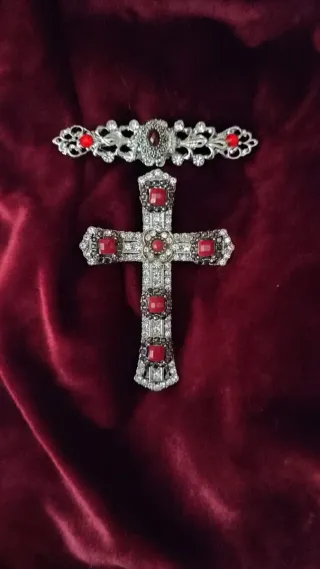Cruz pectoral y puñales y broches para imágenes