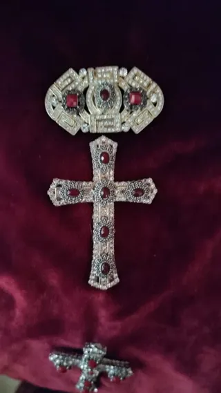 Cruz pectoral y puñales y broches para imágenes