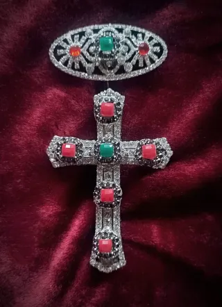 Cruz pectoral y puñales y broches para imágenes