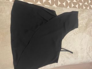 Blusa negra hombro descubierto