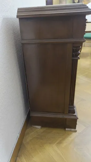 Aparador de madera y mármol