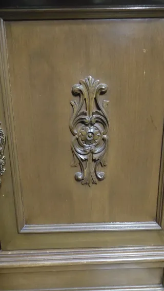 Aparador de madera y mármol