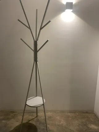 Bengaleiro de metal cinza com prateleira