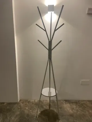 Bengaleiro de metal cinza com prateleira