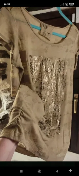 Camiseta Next beige con detalles dorados