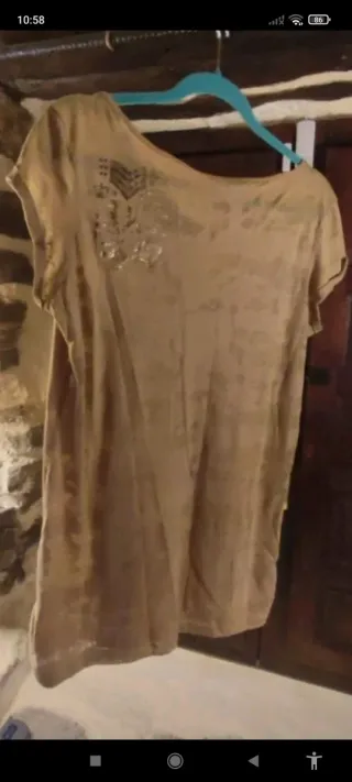 Camiseta Next beige con detalles dorados