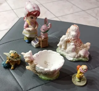 Lotto statuine soprammobili in resina e ceramica