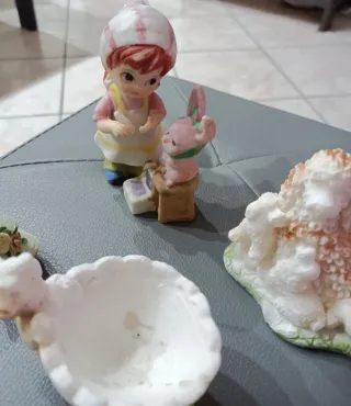 Lotto statuine soprammobili in resina e ceramica