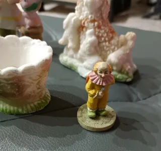 Lotto statuine soprammobili in resina e ceramica