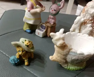 Lotto statuine soprammobili in resina e ceramica