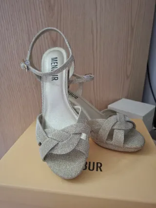 Sandalias Menbur tacón plataforma doradas