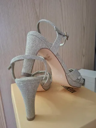 Sandalias Menbur tacón plataforma doradas