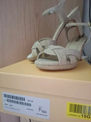 Sandalias Menbur tacón plataforma doradas