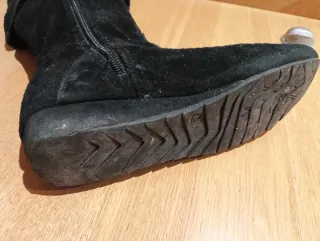 Botas negras de ante con botón