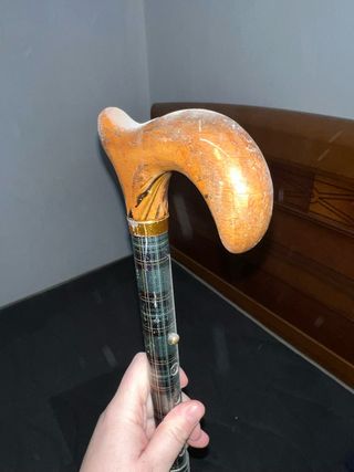 Cachaba de madera y tela escocesa