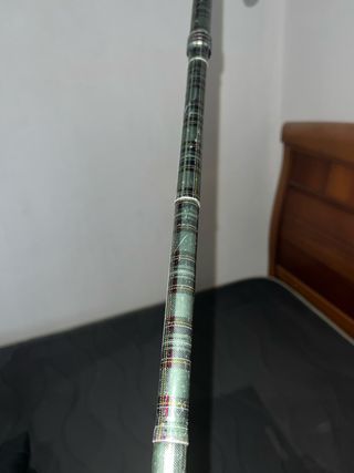 Cachaba de madera y tela escocesa