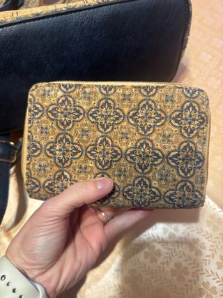 Bolso y cartera de corcho estampado