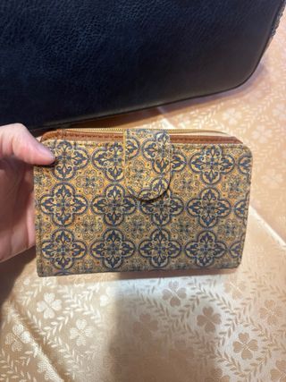 Bolso y cartera de corcho estampado