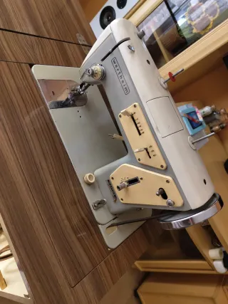 Máquina de coser con mueble