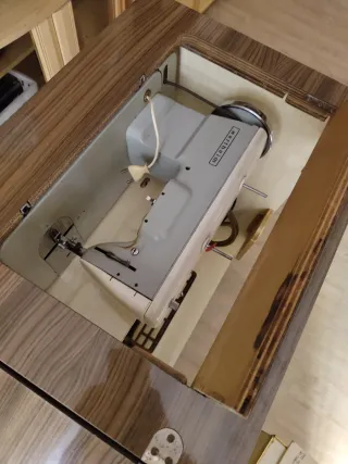 Máquina de coser con mueble