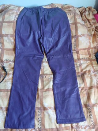 Pantalón polipiel morado mujer