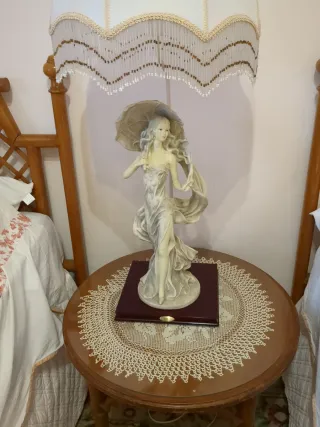 Lámpara de mesa figura porcelana