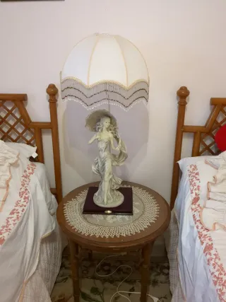 Lámpara de mesa figura porcelana