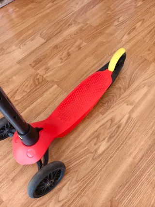 2 Patinetes de 3 Ruedas naranjas.