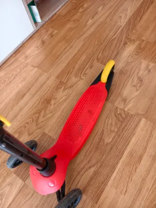 2 Patinetes de 3 Ruedas naranjas.