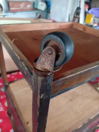 Porta documenti vintage in legno con ruote