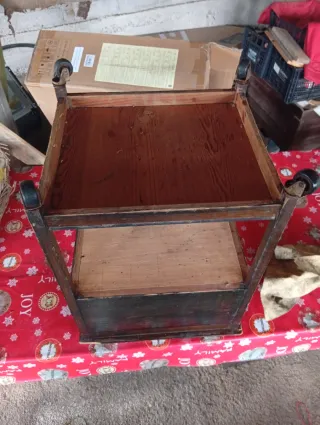 Porta documenti vintage in legno con ruote