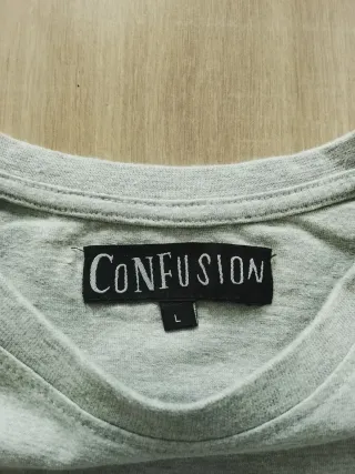 Camiseta de la marca Confusion gris hombre