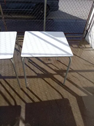 3 tavoli bianchi da bar