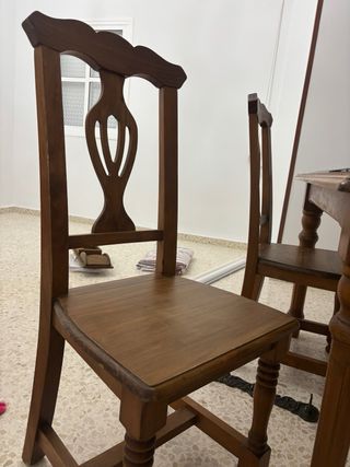 Mesa de comedor con cristal y 4 sillas de madera