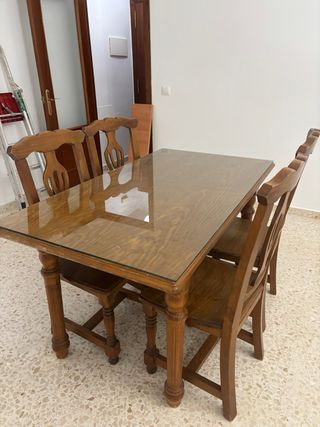 Mesa de comedor con cristal y 4 sillas de madera