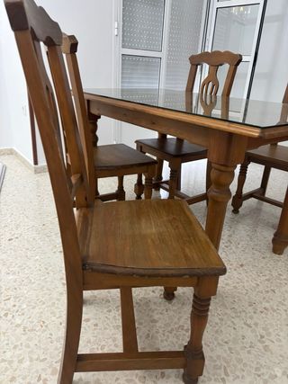 Mesa de comedor con cristal y 4 sillas de madera