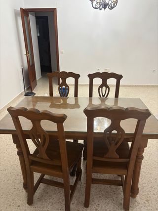 Mesa de comedor con cristal y 4 sillas de madera
