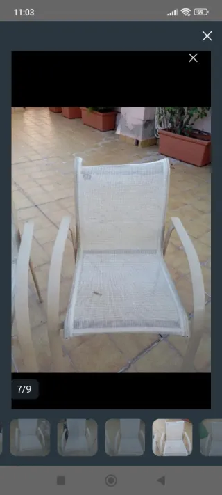 Sillas de jardín beige y blancas