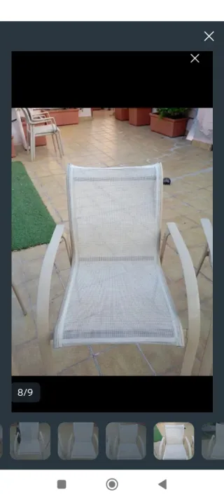 Sillas de jardín beige y blancas