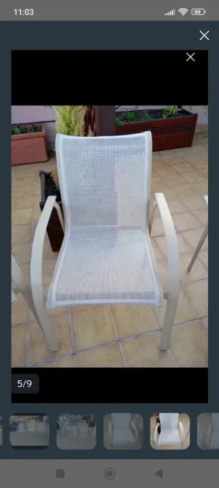 Sillas de jardín beige y blancas