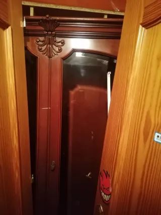 Puerta de madera con diseño.