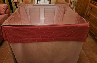 DOS SOFAS DE DOS PLAZAS Y MESA CAMILLA CUADRADA