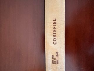 Cinturón negro con hebilla plateada